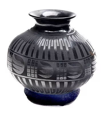 Mata Ortiz Handmade Pot By Elfida Tena 5.25  X 5.25  Black On Black • $50