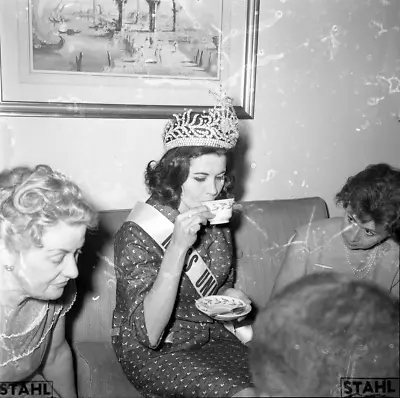 KF99-715 ORIG 2 1/4  NEGATIVE 1963 Miss Universe Argentina New York DAMAGED • $12