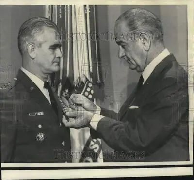 1968 Press Photo General Westmoreland Gets 3rd Distinguished Service Medal • $19.99