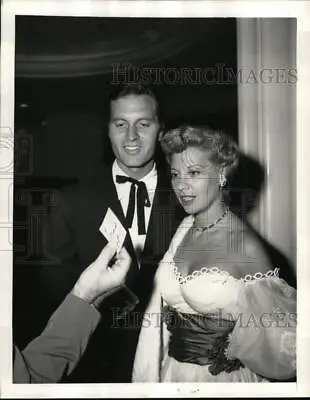 1950 Press Photo George Montgomery & Dinah Shore At Restaurant LaRue - Pix20178 • $29.88
