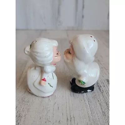 Vintage AS IS Mrs Mr Santa Claus Kissing Salt Pepper Shaker Xmas • $8.78