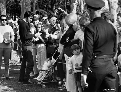 8x10 Print Elvis Presley Change Of Habit Set Signing Autographs 1969 #1559 • $14.99