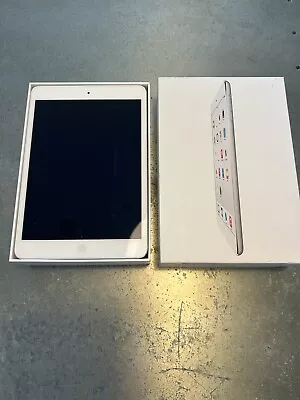 Apple IPad Mini 1st Gen. 16GB Wi-Fi 7.9in - White & Silver • £15