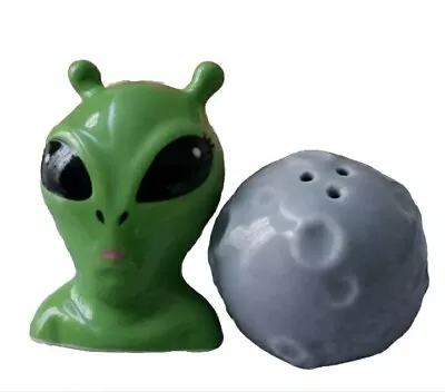 Space Alien 👽 Head And Moon Salt And Pepper Shaker Set!  NWTS! • $12.99