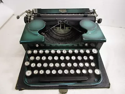 1930 Vintage Green Royal Portable Typewriter Model P WITH CASE Works (READ) • $169.99