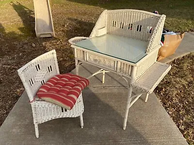 $600 • Buy Antique Desk And Chair White Wicker In Very Good Shape, Local Sale Only Pick Up.