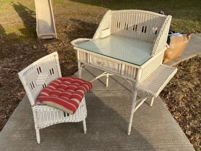 $600 • Buy Antique Desk And Chair White Wicker In Very Good Shape, Local Sale Only Pick Up.