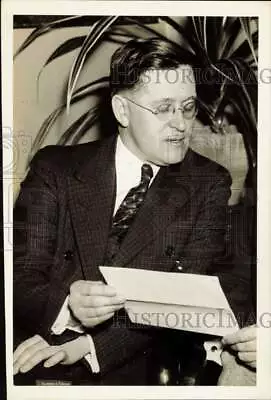 Press Photo Elmer Benson Reads Letter - Kfa46666 • $19.88