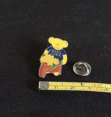 Marie Curie Cancer Care Teddy Bear & Wheelbarrow Of Daffodils Vintage Pin Badge • £3.50