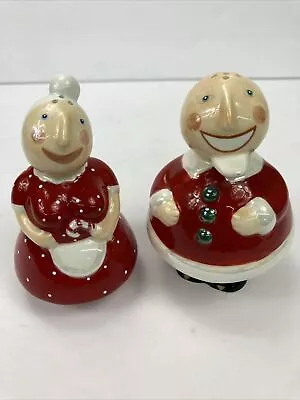 Mr. And Mrs. Santa Claus Salt And Pepper Shakers. UNIQUE! 4” Tall. • $9.99