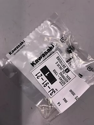 New Genuine Kawasaki Z750 Z800 Zzr600 Zx6r Engine Valve Stem Oil Seal 92049-1308 • £5