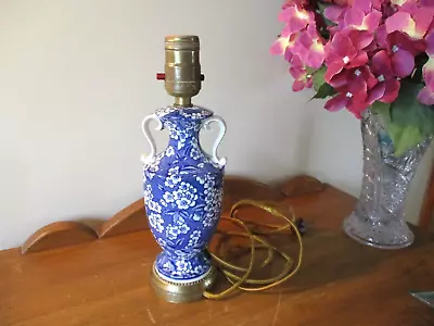 1930's CHINTZ BLUE & WHITE POTTERY GOLD METAL BASE LEVITON TABLE LAMP • $22.50