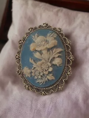 Gerrys Vintage Brooch Cameo Flower Scene Gold Tone Fancy Frame Blue/White.  • £14.99