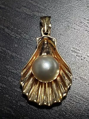 10 Karat Yellow Gold Seashell Pendant With Pearl • $170