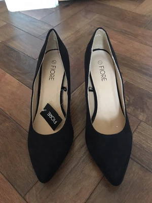 £3.99 • Buy Black Faux Suede Court Shoe Size 4