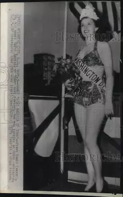 1944 Press Photo Venus Ramey Crowned  Miss America  In Atlantic City New Jersey • $19.99