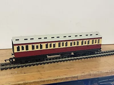 Hornby OO Gauge Model Railway Blood And Custard Clerestory Bogie Coach • £8.50