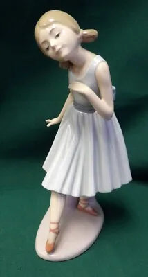 Lladro  Taking A Bow  Figurine #5095 • $67.49