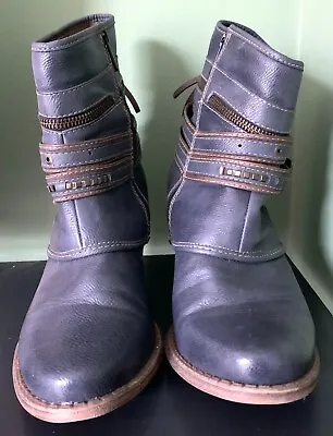 Mustang Navy Boots (41) • £25