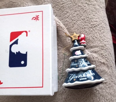 $12.95 • Buy 2009 Danbury Mint New  York Yankees  Christmas Tree Ornament 