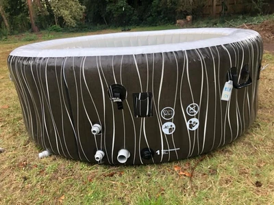 Lazy Spa Hot Tub 6 Person • £400