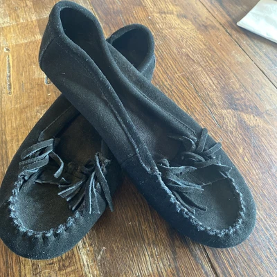 $9.99 • Buy Minnetonka Womens Black Suede Kilty Hard Sole Slip On Moccasin Loafers Sz 91/2