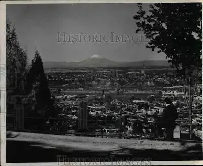 1947 Press Photo Mt. Rainier Is 100 Air Miles From Portland - Orb28920 • $15.99