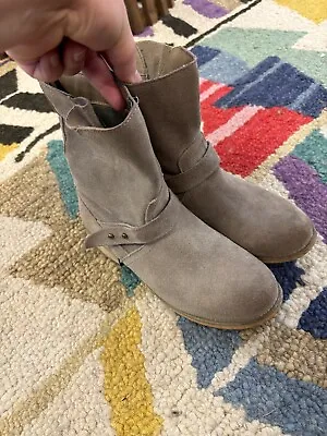 Urban Outfitter Ecote Womens Beige Suede Round Toe Ankle Combat Boots Size 6 • $32