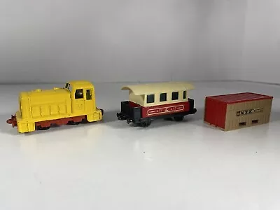 Matchbox 75 No. 24 Diesel Shunter Yellow Locomotive Train 44 Passenger Coach • $13.99