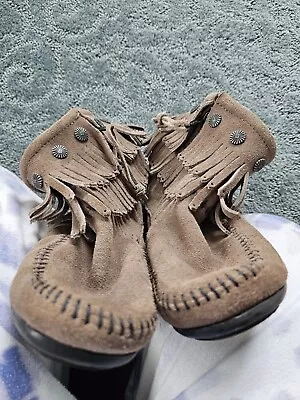 Minnetonka Womens’s Double  Fringe Zip Ankle  Boot Suede Moccasin New Sz 8 Taupe • $39.99