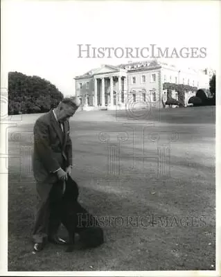 1971 Press Photo Earl Louis Mountbatten Pets Lab On Estate Grounds At Romsey • $19.99