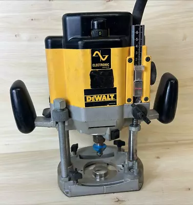 £139.99 • Buy DeWalt Plunge Router DW625E B049400160480 Kh