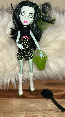 Monster High Rare Scarah Screams Ghoul Fair Doll With Bucket & Included Stand • $44.99