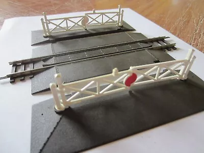 PECO Setrack Level Crossing (ST-268) 00 Scale/Gauge  & 5 Hornby Buffer Stops • £3.99