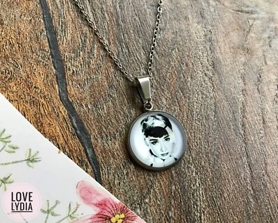 $19.52 • Buy HANDMADE Audrey Hepburn Glamour Retro White Vintage Style Silver Colour Necklace