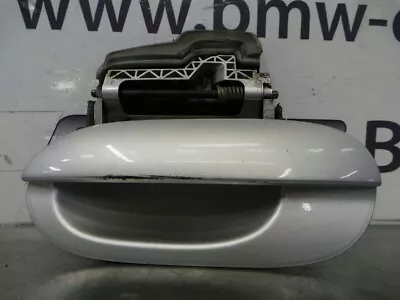 BMW E39 5 SERIES N/S/F Passenger Side Front Door Handle & Carrier 51218245461 • $31.04