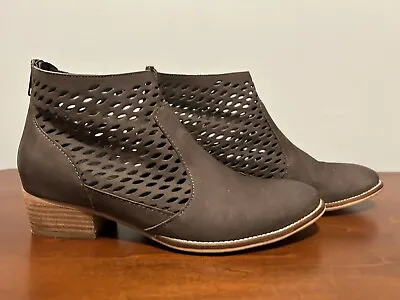 Seychelles Grey Leather Perforated Back Zip Block Heel Ankle Boot Size 81/2 • $30