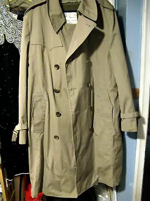 Vintage London Fog Maincoats Mens Trench Coat Zip Out Liner 44R Water Repellent • $34.50