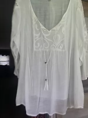 1 X Women White Top CUTE  • $11