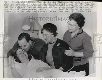 1962 Press Photo Vivian Spector Gave Birth To Quadruplets Greeted By Her Family • $19.99