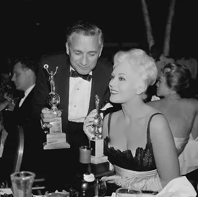 Kim Novak Receives Golden Globe Award For New Star 1955 OLD PHOTO • $5.84