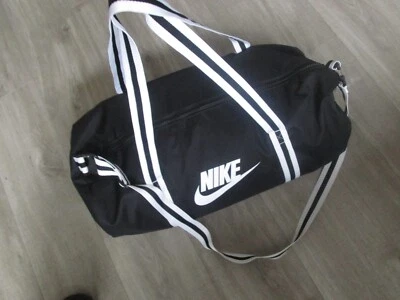 NIKE Heritage Duffle Holdall - Black • £14.99