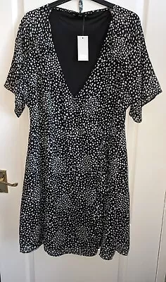 Ladies Wrap Dress Size 18 BNWT • £10