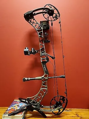 Mathews V3 31 Compound Bow Package RH Ambush Green Excellent Cond! • $999