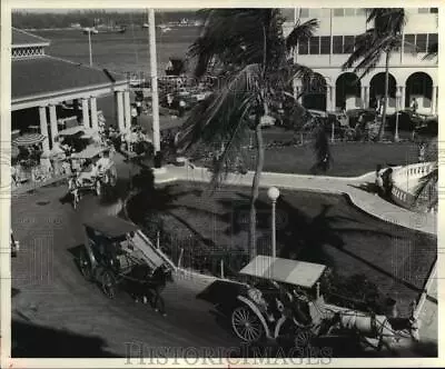 1973 Press Photo Touring City Of Nassau On Paradise Island By Horse-Drawn Surrey • $29.88