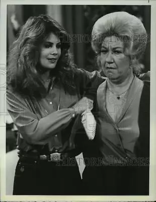 1980 Press Photo Actors Lisa Whelchel And Charlotte Rae On  The Facts Of Life  • $15.99