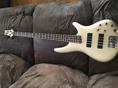$500 • Buy Ibanez Bass Sr300