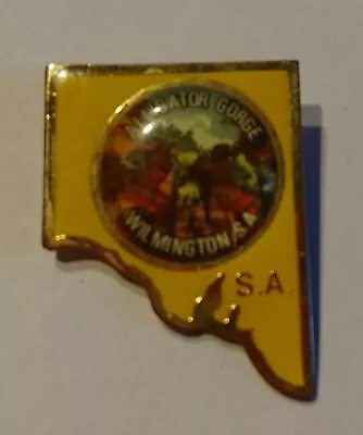 SOUVENIR HAT BADGE Or LAPEL PIN - WILMINGTON South Australia - ALLIGATOR GORGE • $6