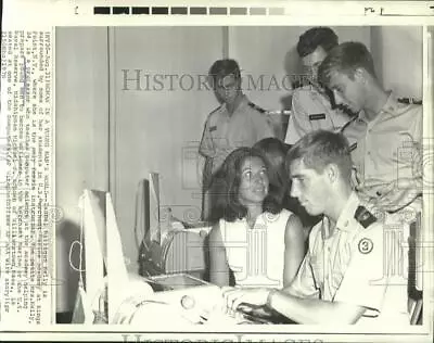 1970 Press Photo Isobel Kelly With Merchant Marine Academy Students In New York • $19.99