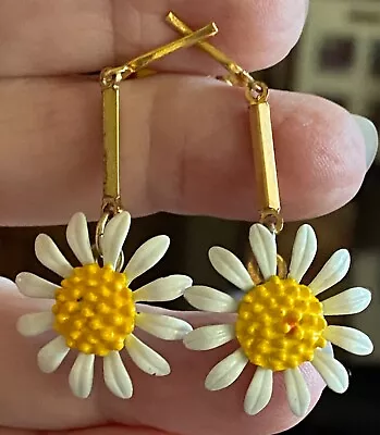 Vintage White Daisy Clip On Earrings Dangle • $4.99